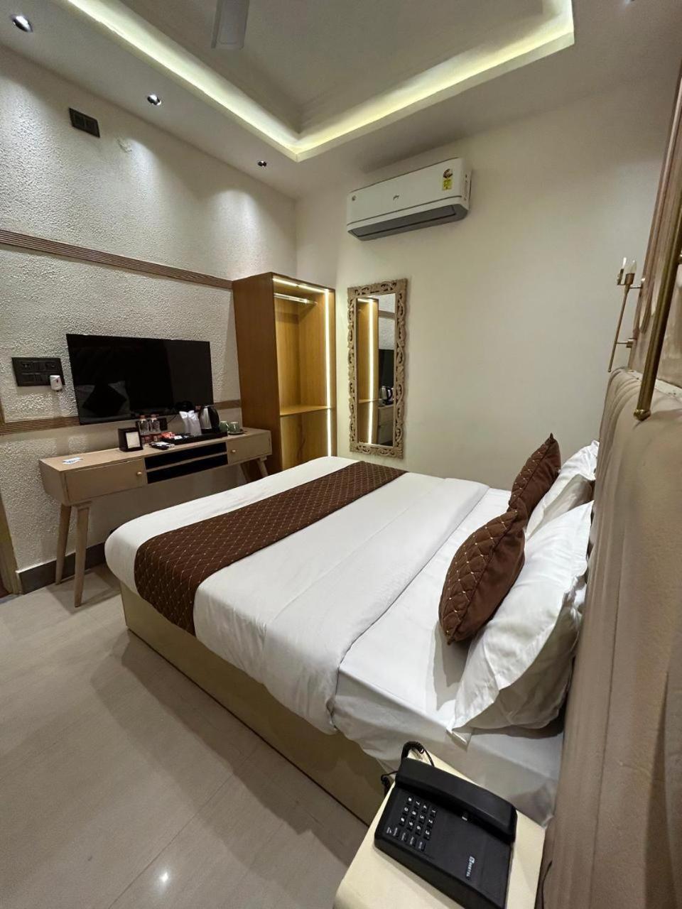 Divine Hotel Karnal Exterior photo